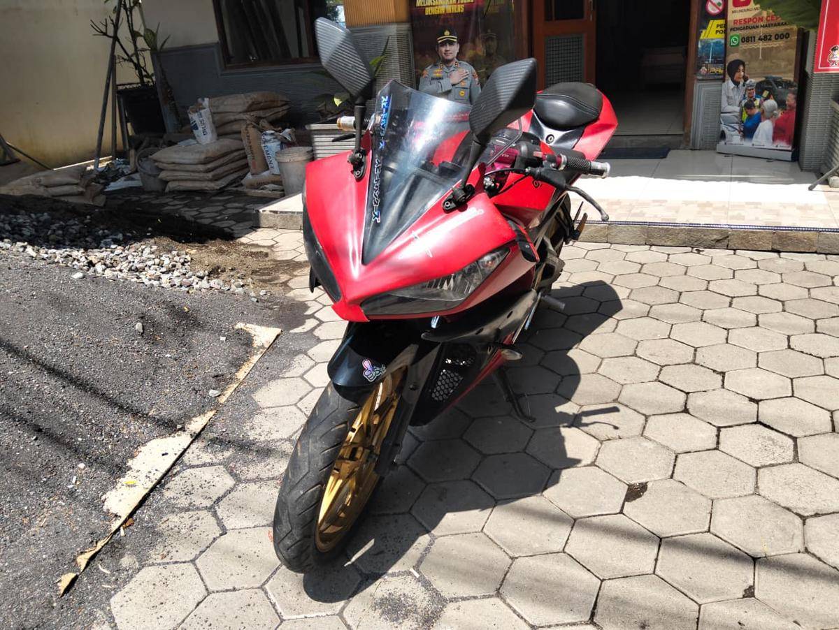 Barang bukti kasus penjambretan di depan Pasar Tajinan. (Dok. Humas Polres Malang)