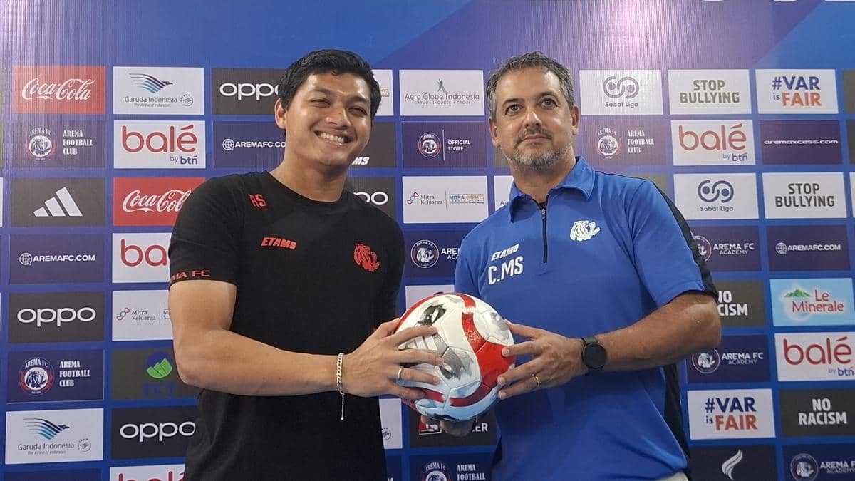 Pelatih Arema FC, Marcos Santos (kanan) dan Kiper Arema FC, Adi Satryo. (IDN Times/Rizal Adhi Pratama)