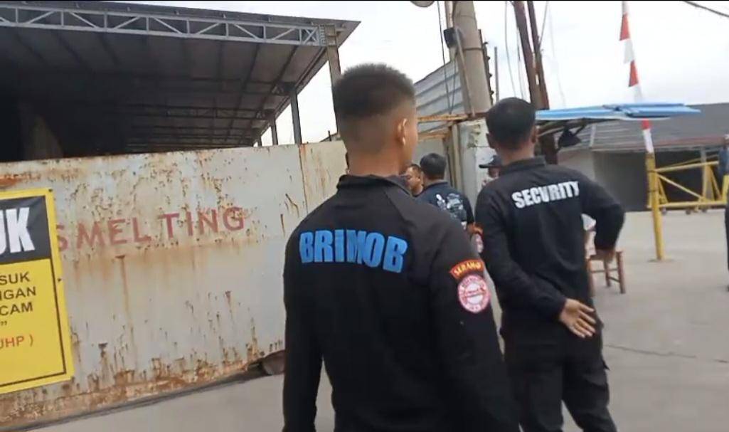 Wartawan dikeroyok ormas saaf liputan pabrik (Dok. Tangkapan layar video)