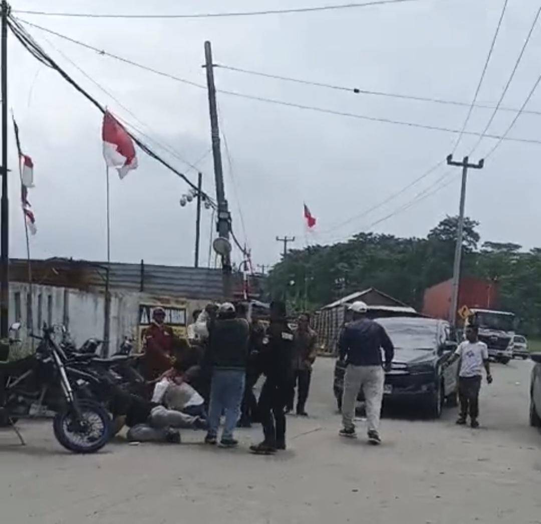 Wartawan dikeroyok ormas saaf liputan pabrik (Dok. Tangkapan layar video)