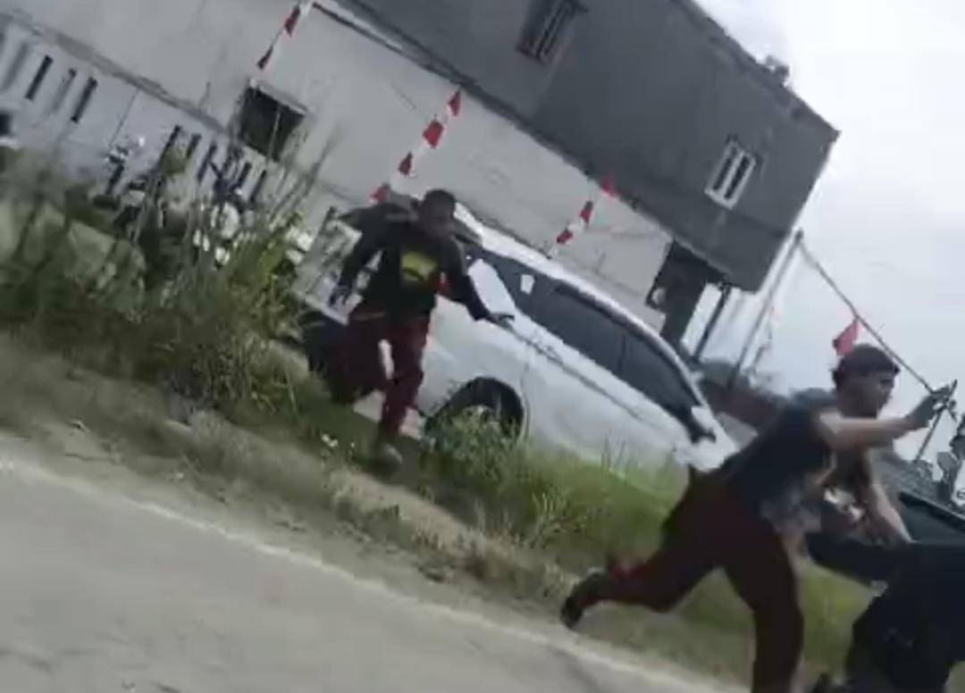 Wartawan dikeroyok ormas saaf liputan pabrik (Dok. Tangkapan layar video)