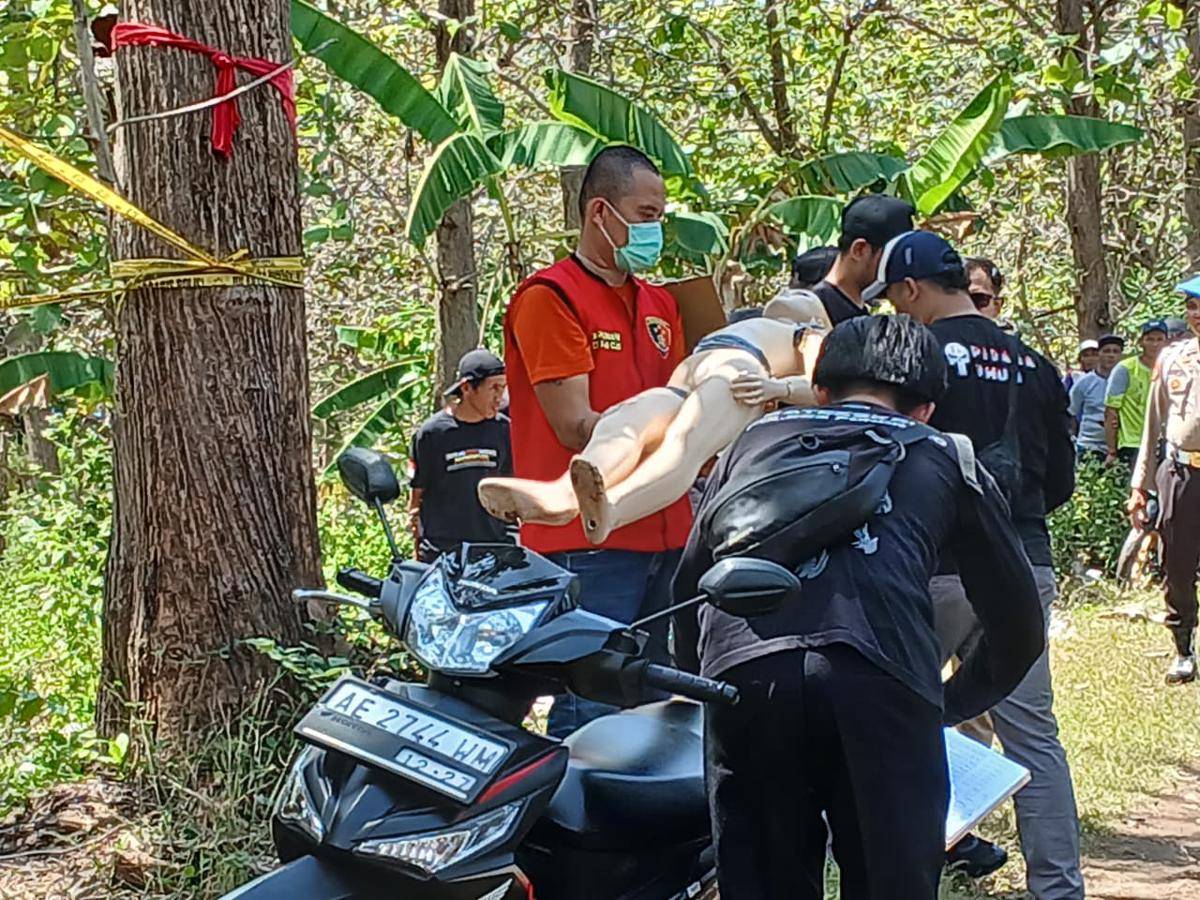 Pelaku Hartono warga Kecamatan Purwantoro, Kabupaten Wonogiri peragakan 21 adegan bunuh istrinya. IDN Times/Riyanto.