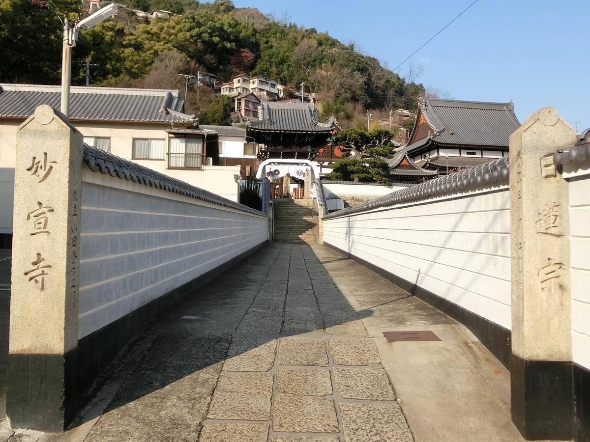 Potret kuil di balik gang di Onomichi