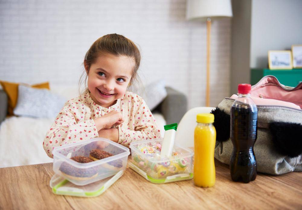 ilustrasi anak dan bekal miliknya (freepik.com/gpointstudio)