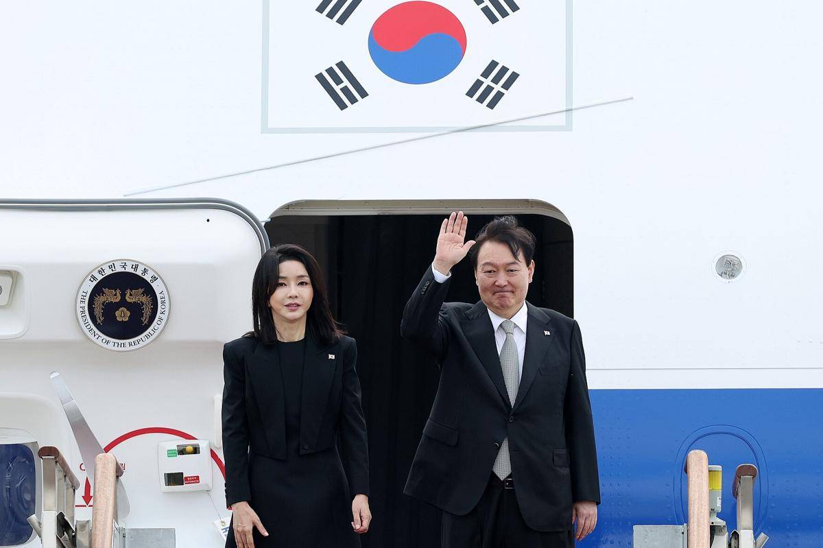 Mantan Presiden Korea Selatan, Yoon Suk Yeol, dan istrinya, Kim Keon Hee. (Republic of  Korea from Seoul, Republic of Korea, CC BY-SA 2.0 <https://creativecommons.org/licenses/by-sa/2.0>, via Wikimedia Commons)