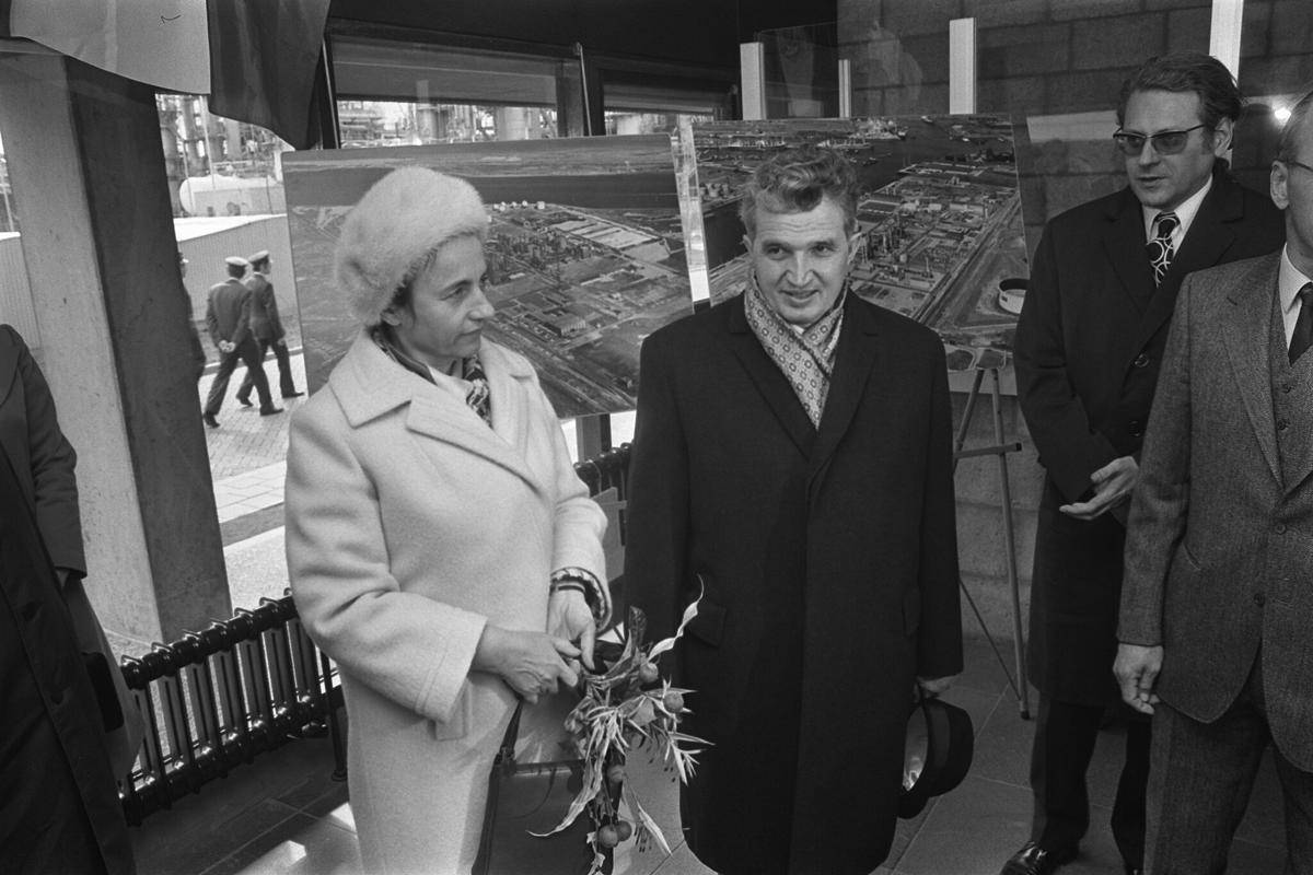 Mantan Presiden Rumania, Nicolae Ceaușescu dan istrinya, Elena Ceaușescu. (Rob Mieremet / Anefo, CC0, via Wikimedia Commons)