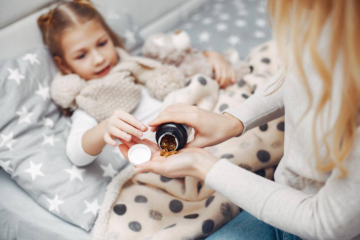 Ilustrasi anak minum obat. (freepik.com/prostooleh)