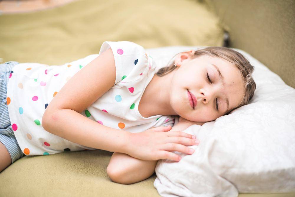 ilustrasi anak tidur (freepik.com/freepik)