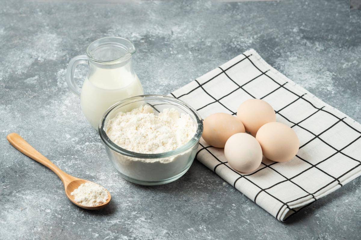 ilustrasi tepung terigu, susu, dan telur untuk membuat leker (freepik.com/azerbaijan_stockers)
