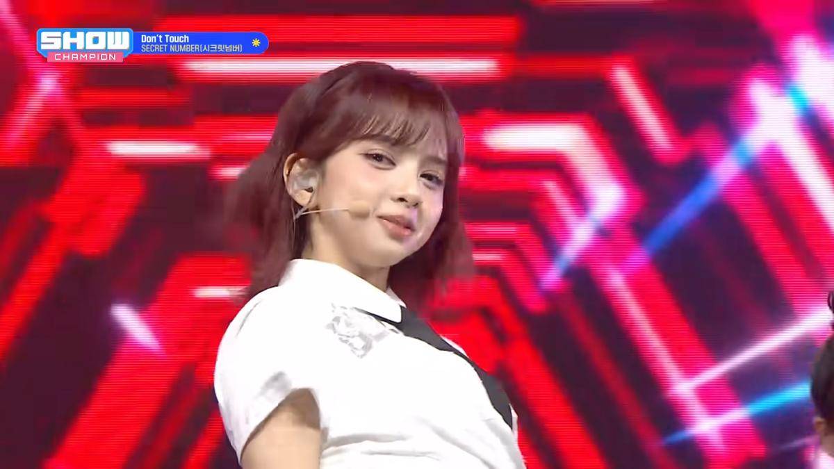 Dinda Debut Panggung Bareng Secret Number
