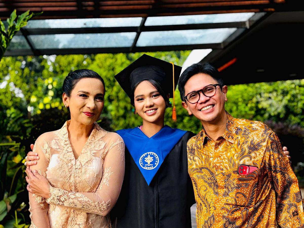 Wisuda Anak Shahnaz Haque (Instagram.com/shahnaz.haque)