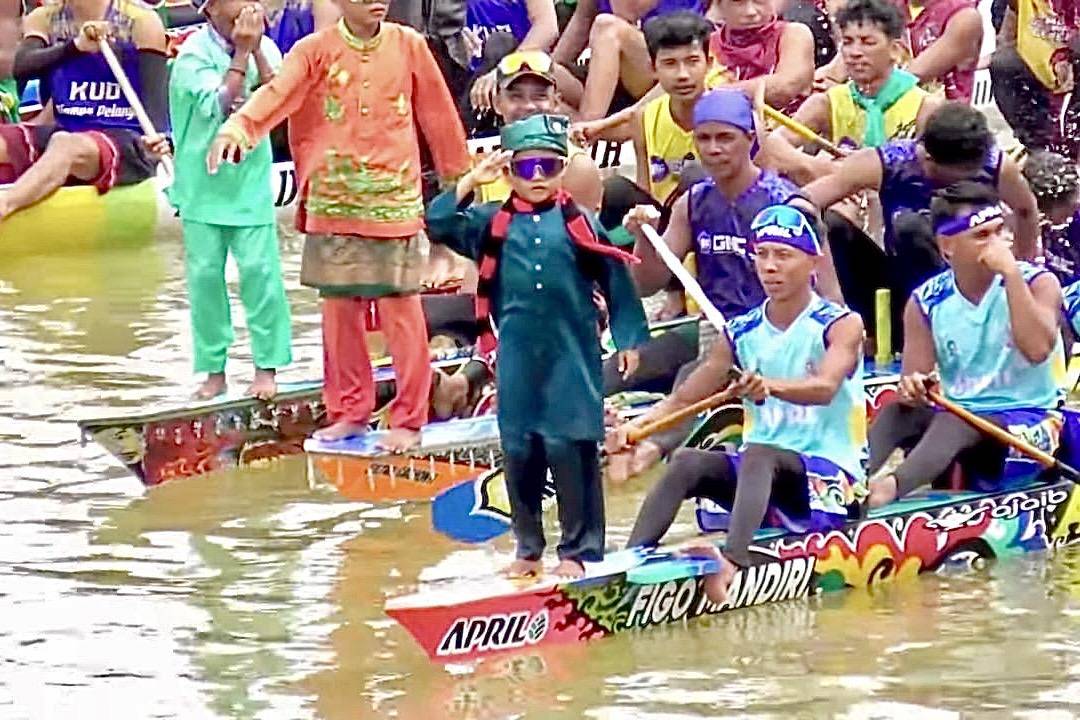 potret Togak Luan dan anak pacu di jalur