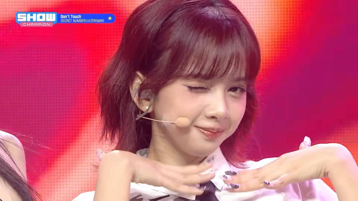 Dinda Debut Panggung Bareng Secret Number