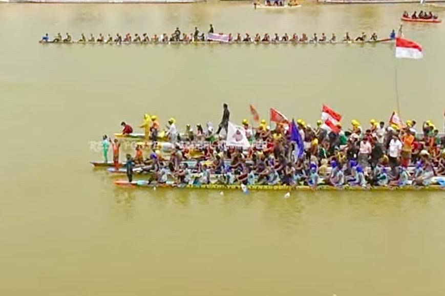 potret lomba Pacu Jalur di Sungai Kuantan