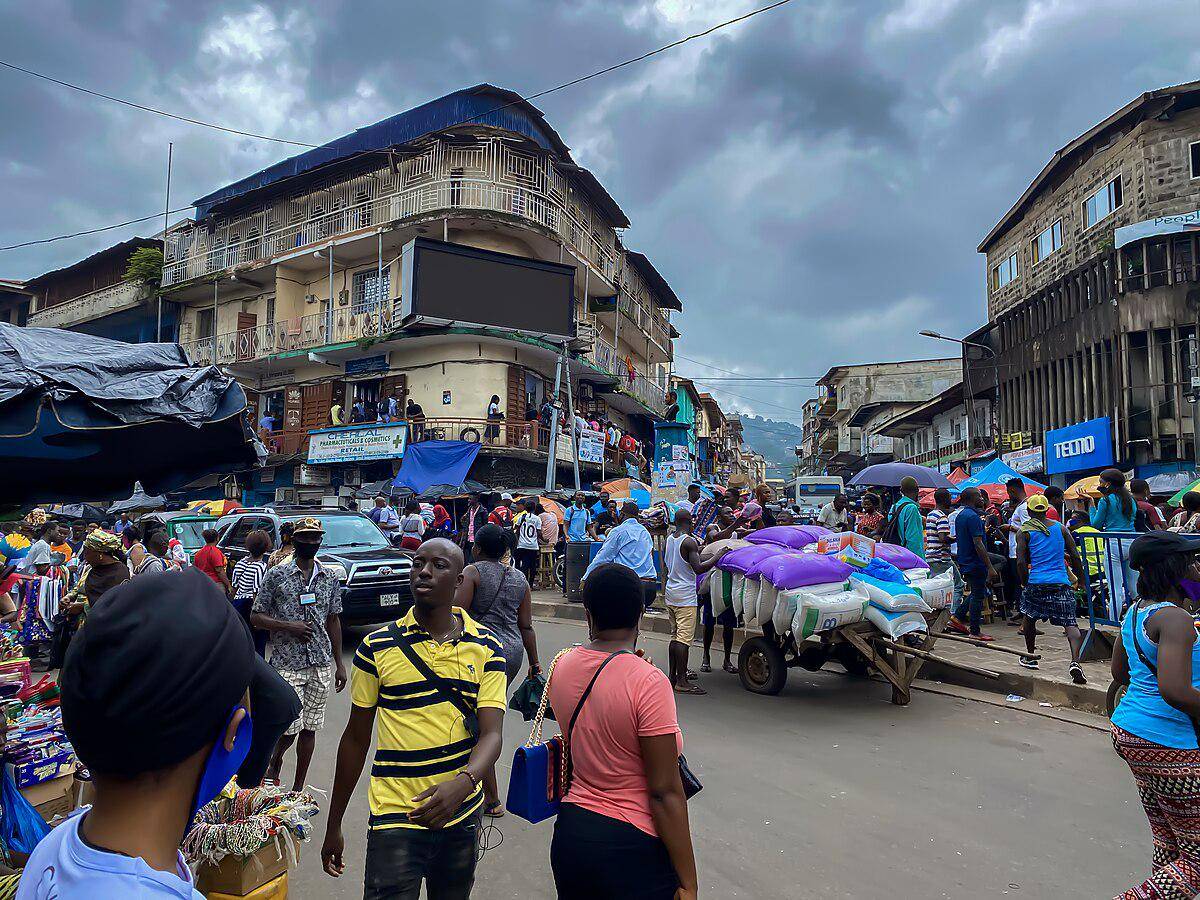 potret jalan raya di Freetown