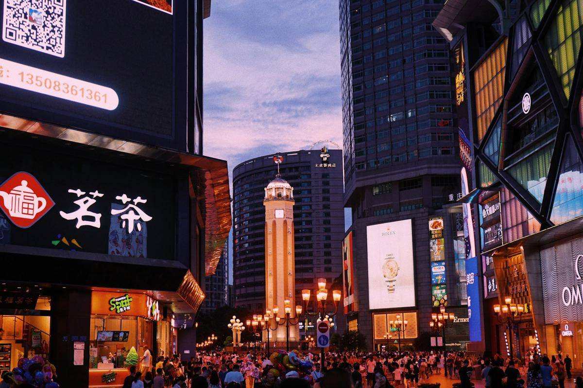 ilustrasi Jiefangbei Pedestrian Street (unsplash.com/Andrea Sun)