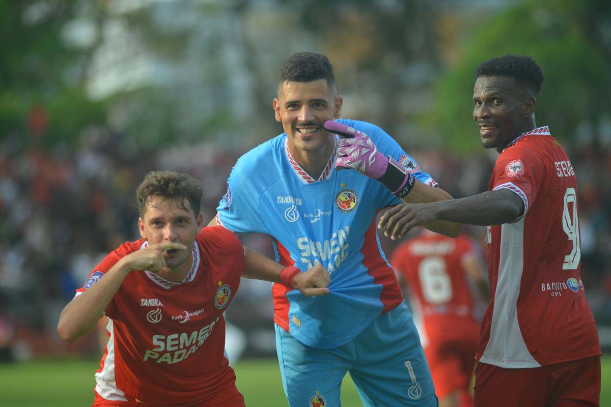 Pesepak bola Semen Padang Filipe Chaby (kiri) melakukan selebrasi bersama rekannya Arthur Augusto (tengah) dan Cornelius Stewart (kanan) usai menjebol gawang Dewa United pada pertandingan BRI Super League di Stadion H Agus Salim Padang, Sumatera Barat, Jumat (15/8/2025). ANTARA FOTO/Iggoy el Fitra/foc.