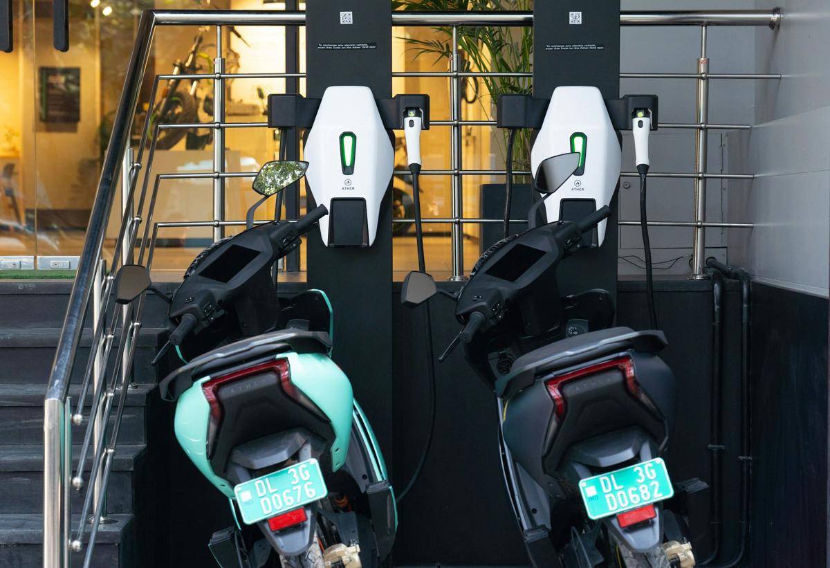 ilustrasi mengisi baterai motor listrik (unsplash.com/Ather Energy)