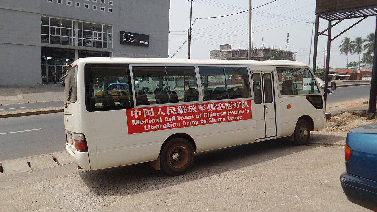 potret bus Angkatan Darat China yang aktif selama wabah Ebola di Sierra Leone