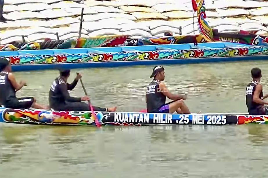 potret lomba Pacu Jalur di Sungai Kuantan
