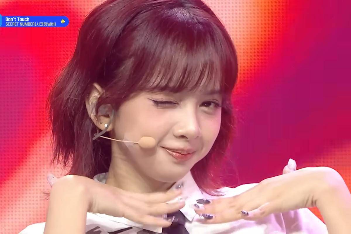 Dinda Debut Panggung Bareng Secret Number