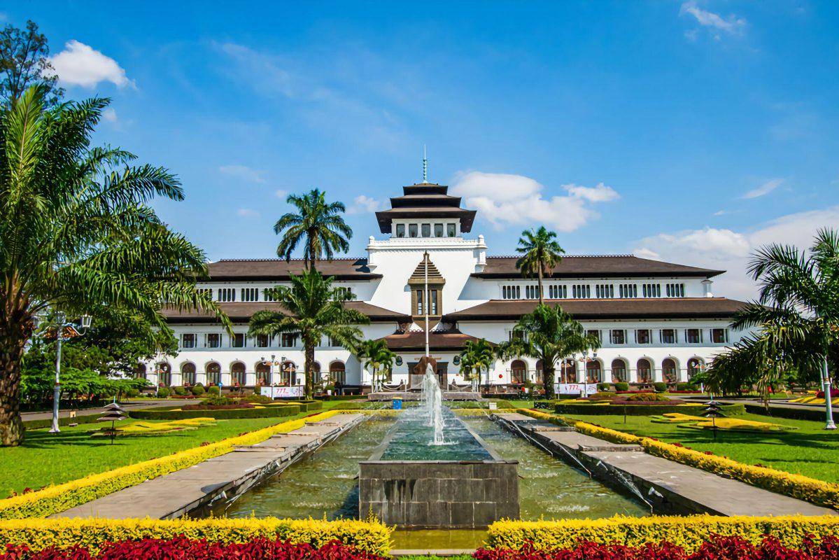 Gedung Sate, ikon bersejarah Kota Bandung yang identik dengan suasana sejuk dan asri