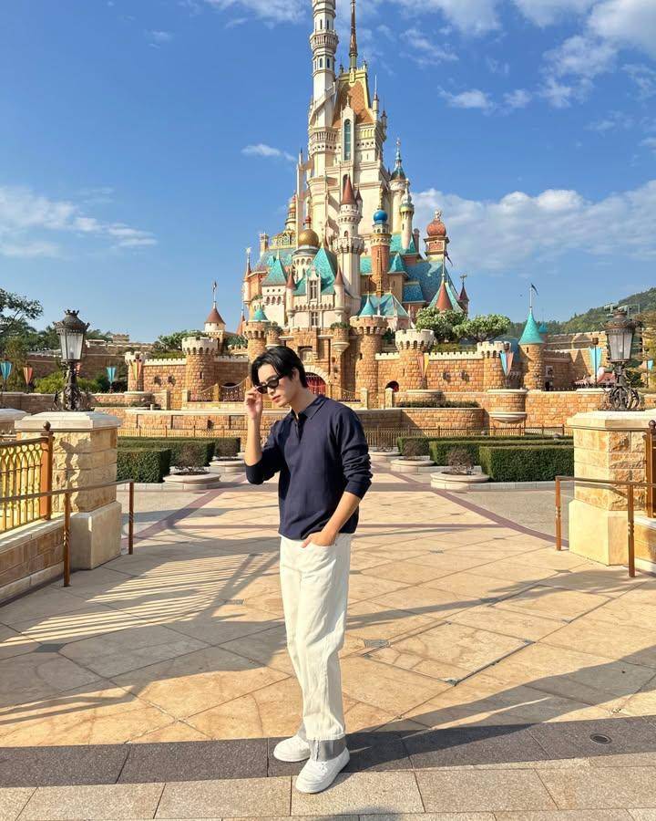 styling white pants ala Gemini Norawit (instagram.com/gemini_nt)