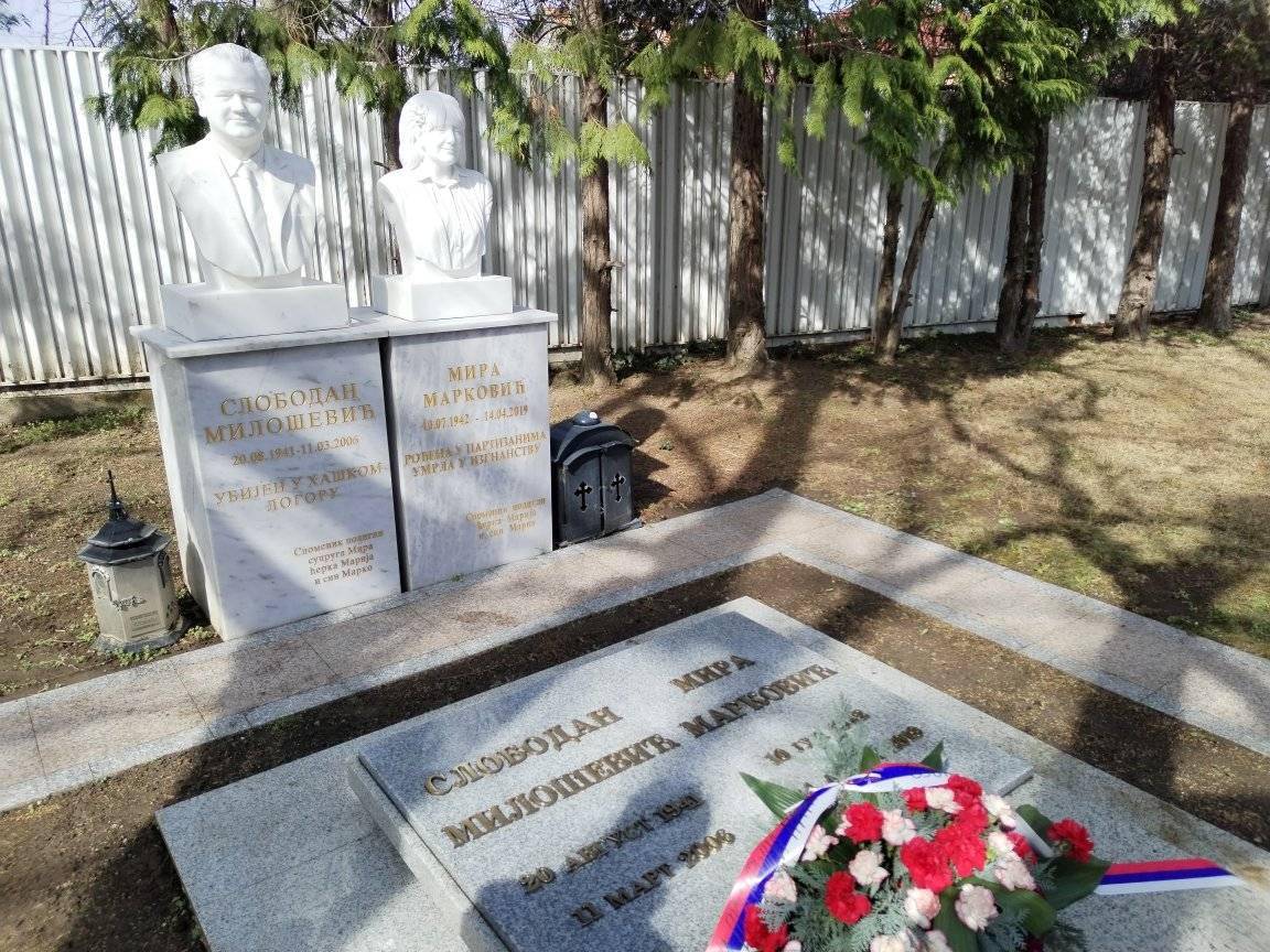Makam mantan Presiden Serbia, Slobodan Milošević dan istrinya, Mire Marković. (Pinki, CC0, via Wikimedia Commons)