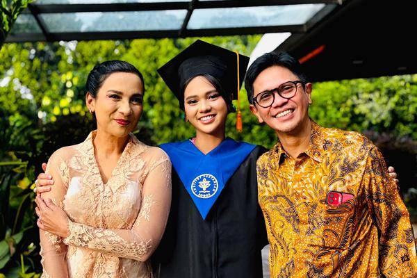Wisuda Anak Shahnaz Haque (Instagram.com/shahnaz.haque)