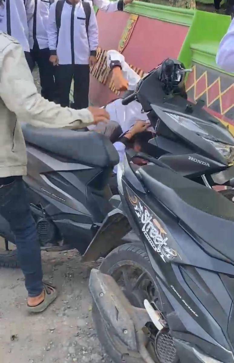 Hasil tangkap layar video perkelahian di depan sekolah di Lampung. (IDN Times/istimewa)
