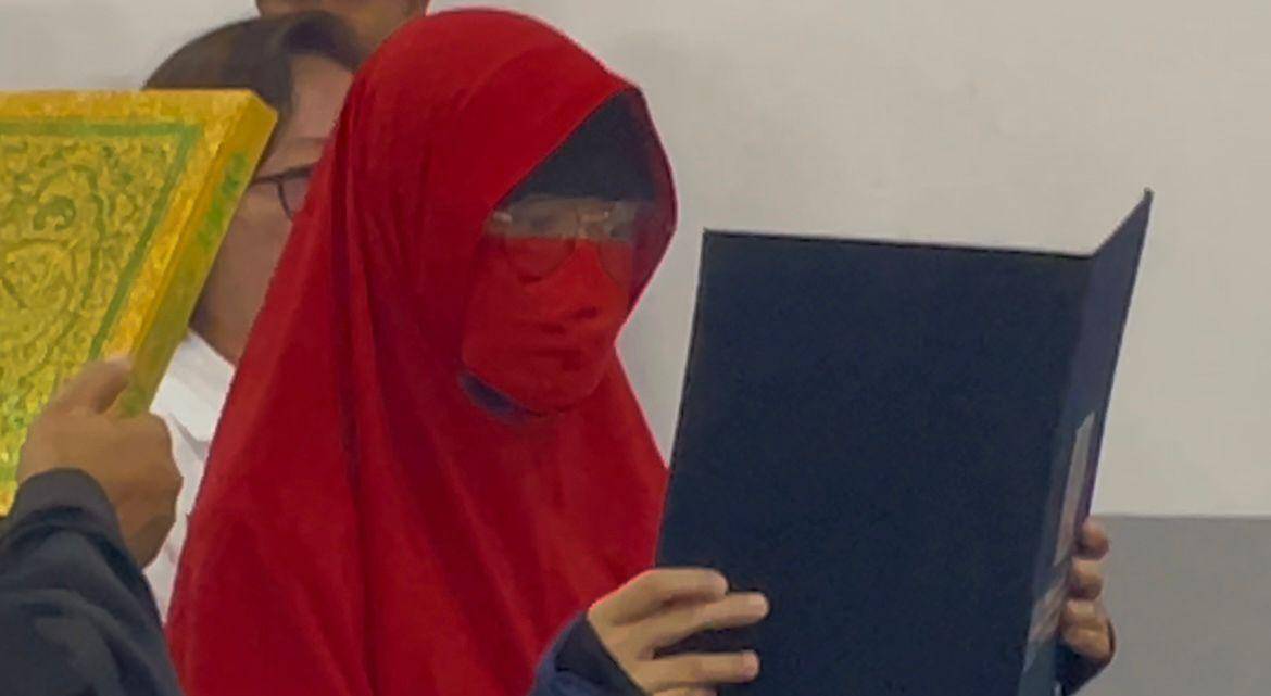 Yuliati membaca pernyataan kembali mengakui kedaulatan NKRI (Foto: IDN Times/Halbert Caniago)