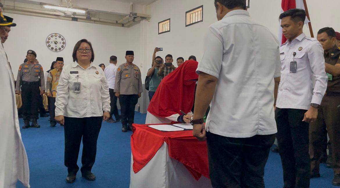 Yuliati menandatangani pernyataan mengakui kedaulatan NKRI (Foto: IDN Times/Halbert Caniago)
