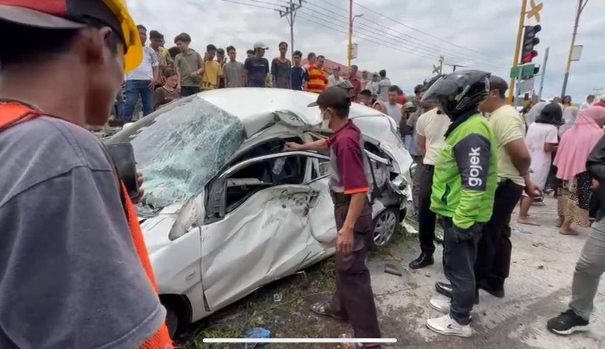 Mobil yang tertabrak kereta api di perlintasan (Foto: Istimewa)