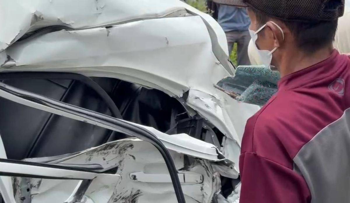 Keadaan mobil yang tertabrak kereta api di Padang (Foto: Istimewa)