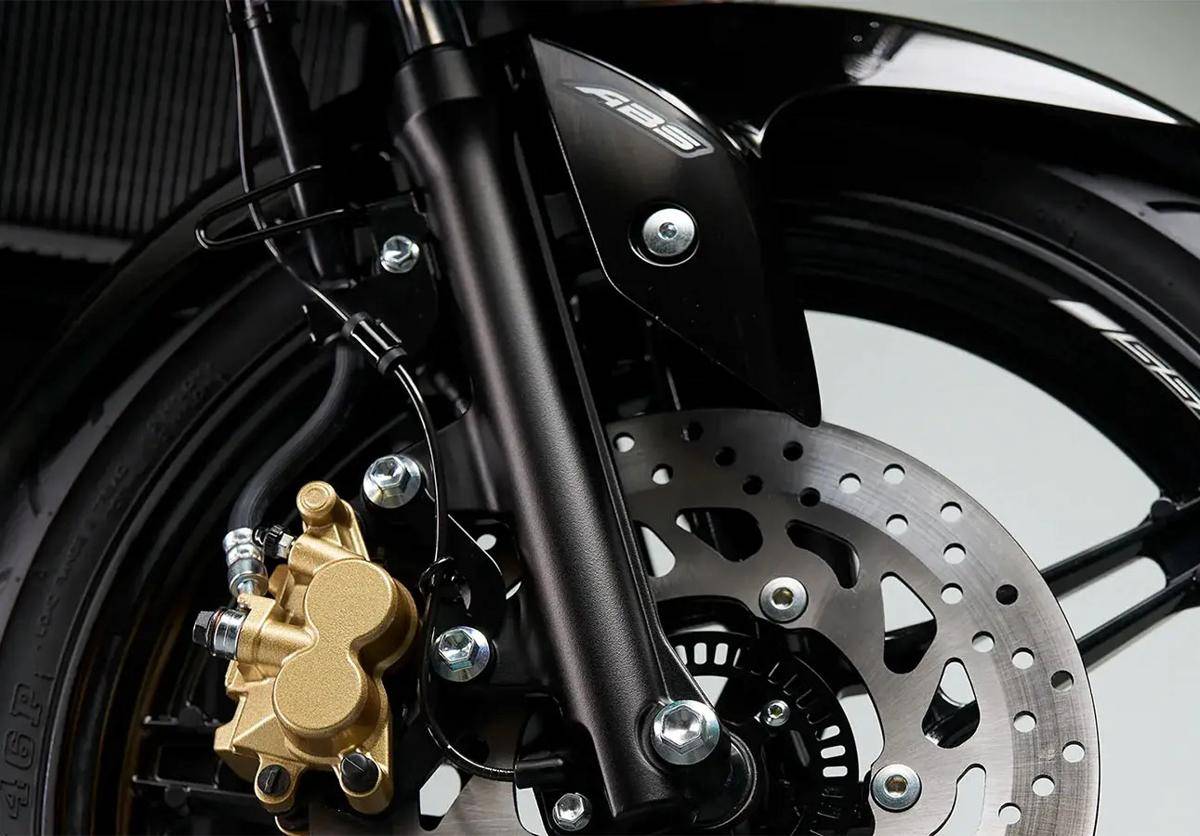 potret pengereman Yamaha Sniper 155R (yamaha-motor.com.ph)