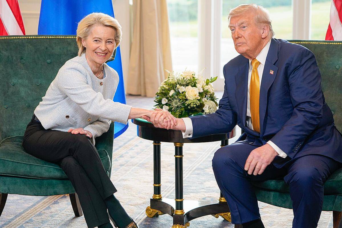 Pada 26–27 Juli 2025, Presiden Komisi Eropa Ursula von der Leyen (kiri) berkunjung ke Skotlandia atas undangan Presiden Amerika Serikat, Donald Trump (kanan), guna membicarakan kerja sama perdagangan transatlantik. ( Fred Guerdin / European Union, 2025 / EC - Audiovisual Service, File ini dilisensikan di bawah lisensi Creative CommonsAttribution 4.0 International, via Wikimedia Commons)