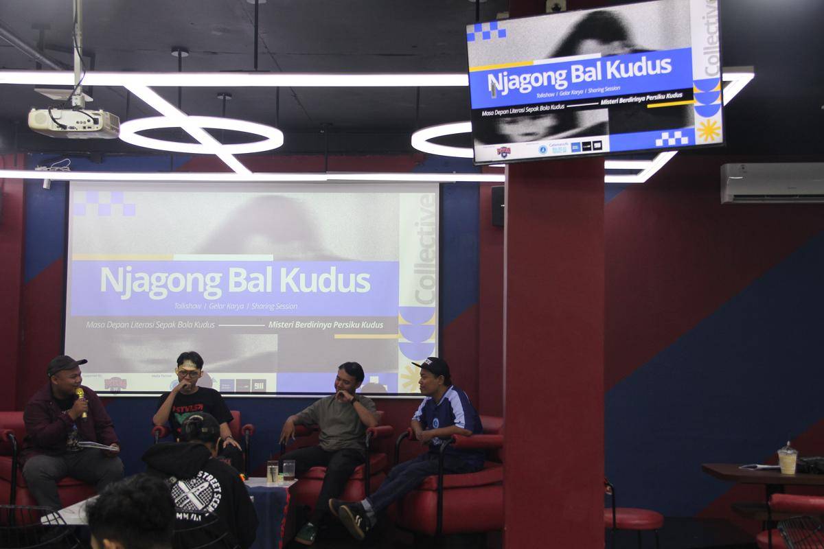 Komunitas Literasi Sepak Bola di Kudus, Jawa Tengah menggelar acara bertajuk ”Njagong Bal”. (Ari Haryono/IDN Times). 