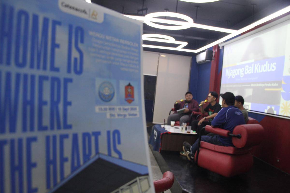 Komunitas Literasi Sepak Bola di Kudus, Jawa Tengah menggelar acara bertajuk ”Njagong Bal”. (Ari Haryono/IDN Times). 