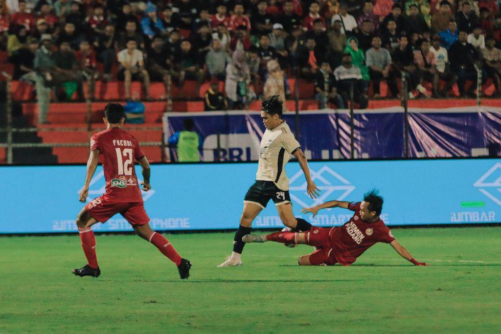 Salah satu momen laga pekan ke-11 BRI Liga 1 2024/2025 antara Semen Padang versus PSM Makassar yang berlangsung di Stadion H. Agus Salim Padang pada 22 November 2024. 
