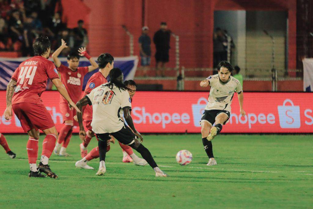 Salah satu momen laga pekan ke-11 BRI Liga 1 2024/2025 antara Semen Padang versus PSM Makassar yang berlangsung di Stadion H. Agus Salim Padang pada 22 November 2024. (Instagram.com/psm_makassar)