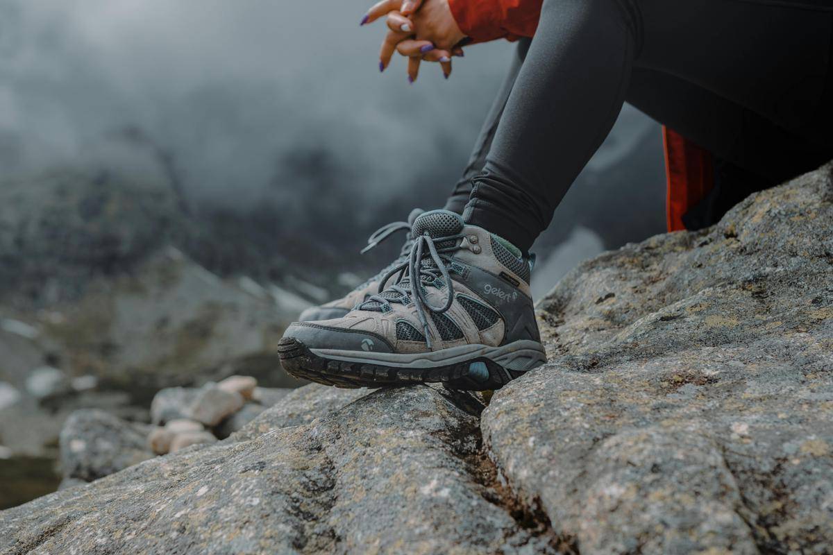 ilustrasi sepatu gunung