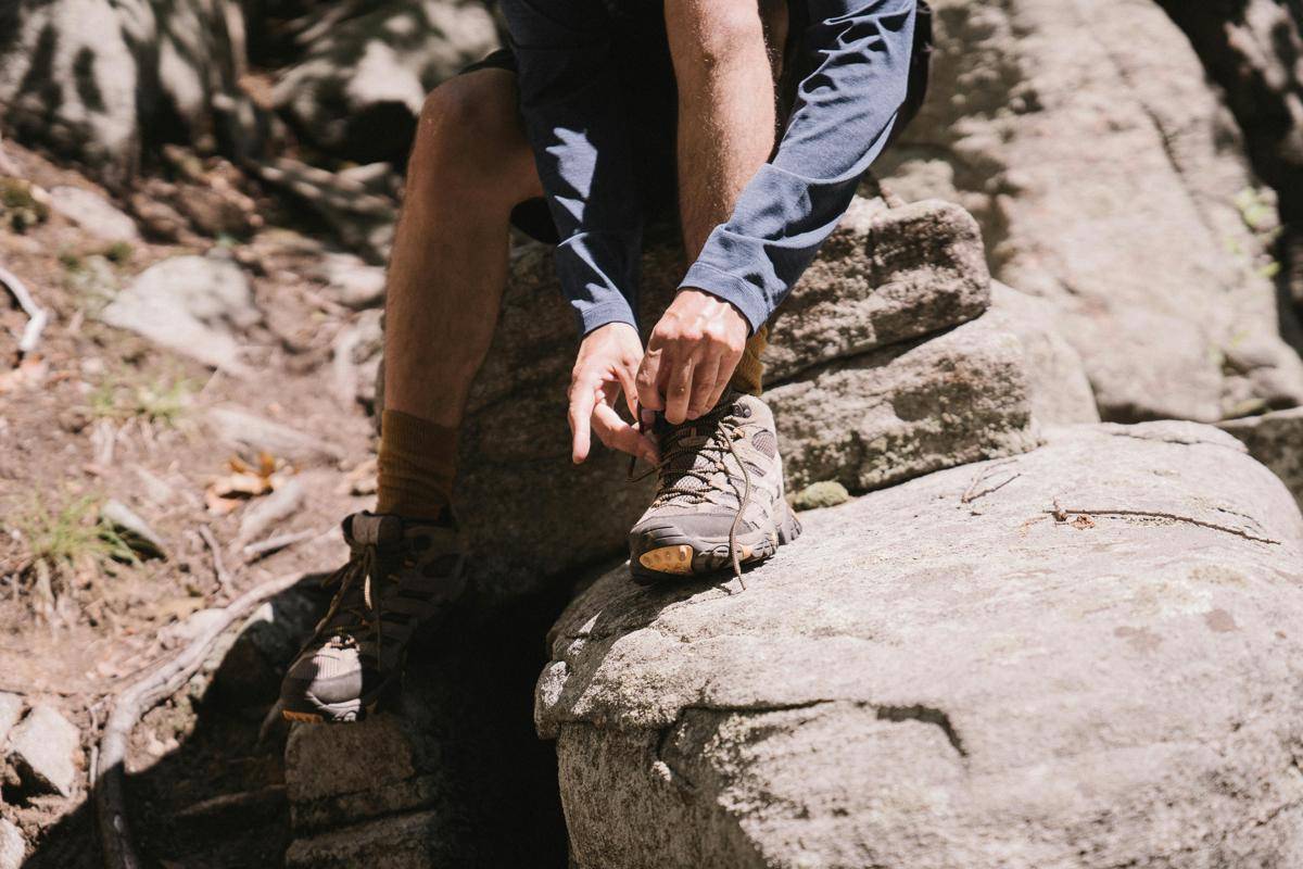 ilustrasi sepatu gunung