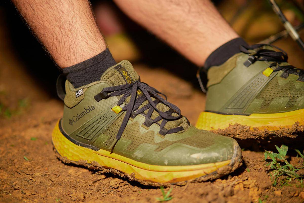 ilustrasi sepatu gunung