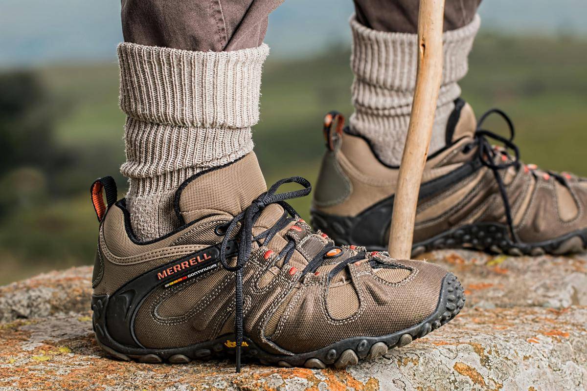 ilustrasi sepatu gunung 