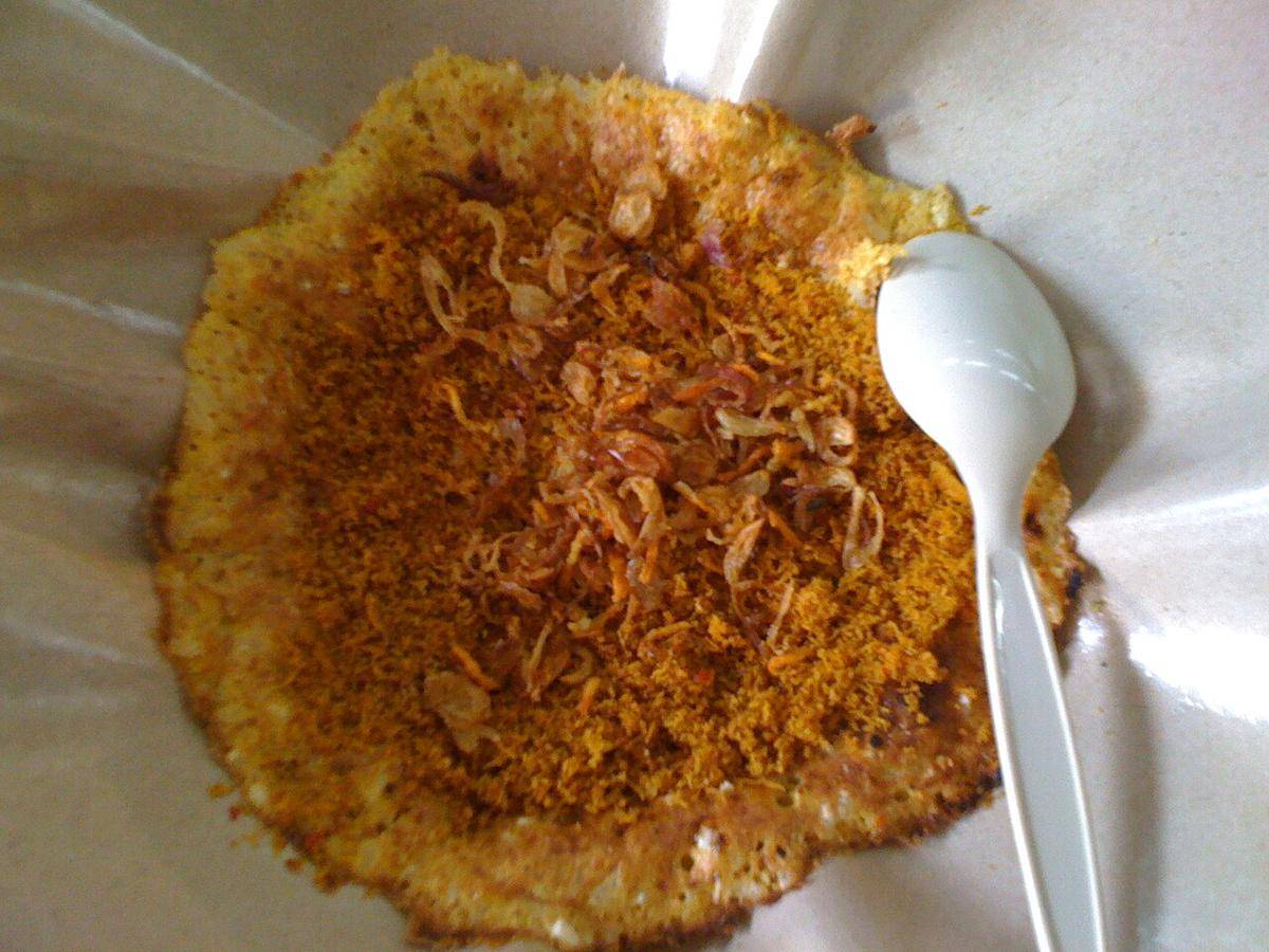 kerak telor (commons.wikimedia.org/Dainsleaf)