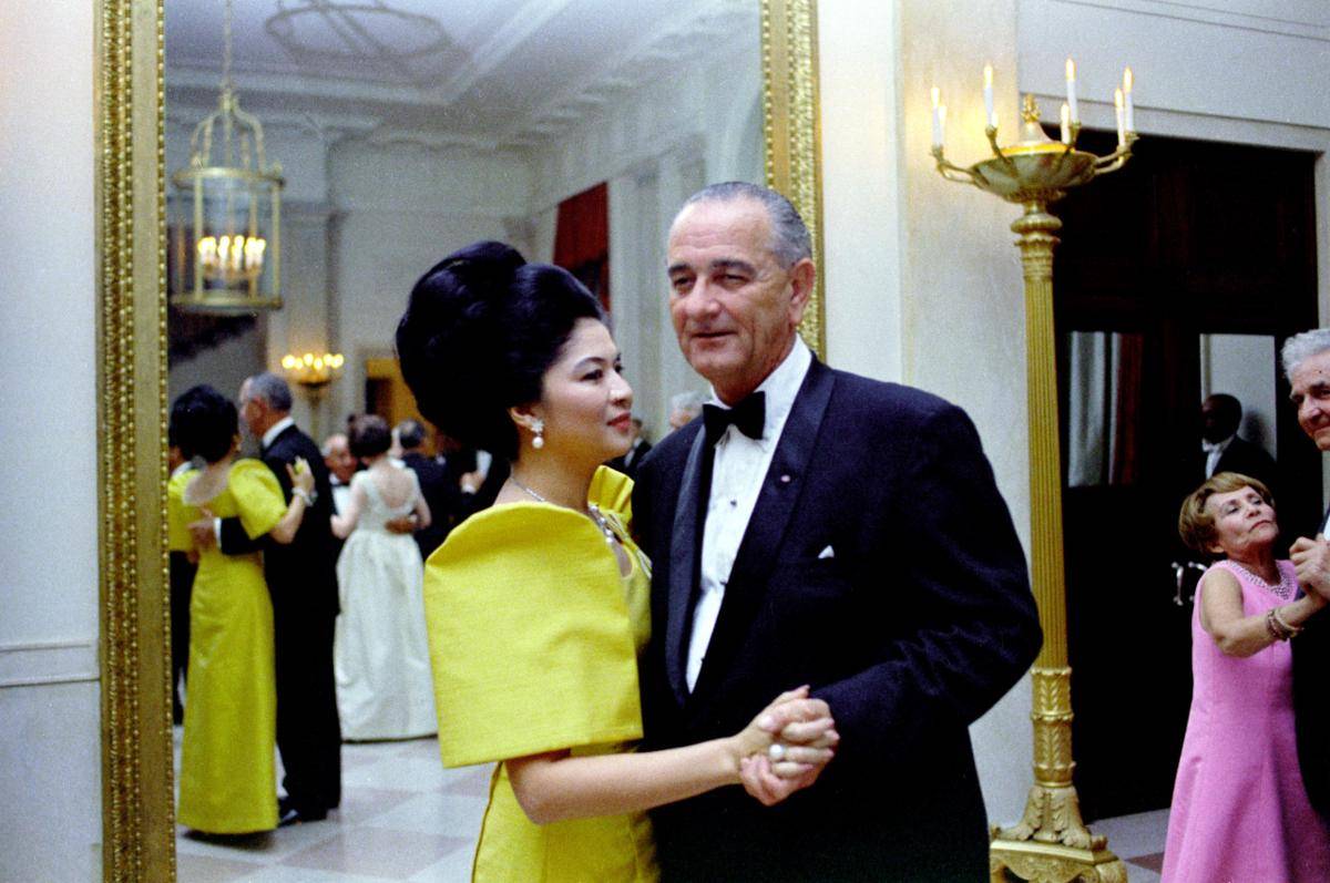 Mantan Ibu Negara Filipina, Imelda Marcos, berdansa dengan mantan Presiden AS, Lyndon B. Johnson pada 1966. (John F. Kennedy Presidential Library and Museum, Public domain, via Wikimedia Commons)