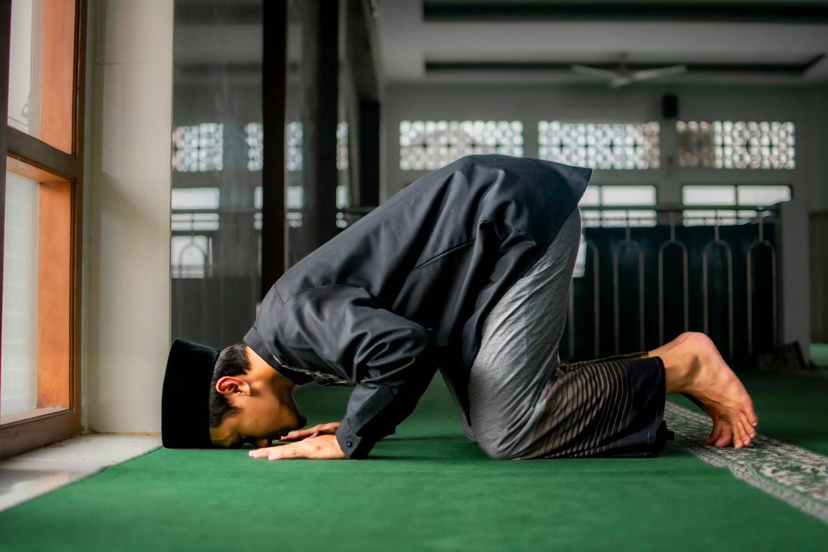 Ilustrasi sujud (unsplash.com/Masjid Pogung Dalangan)