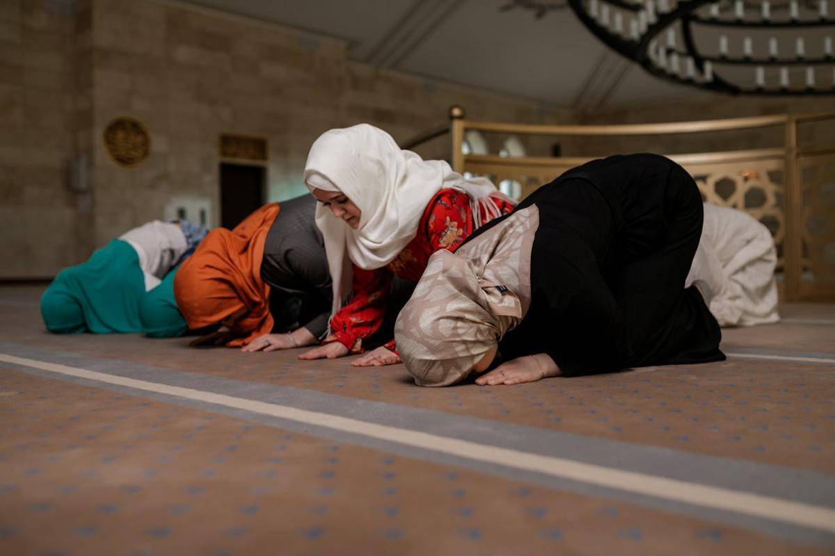 Ilustrasi sujud (pexels.com/Alena Darmel)