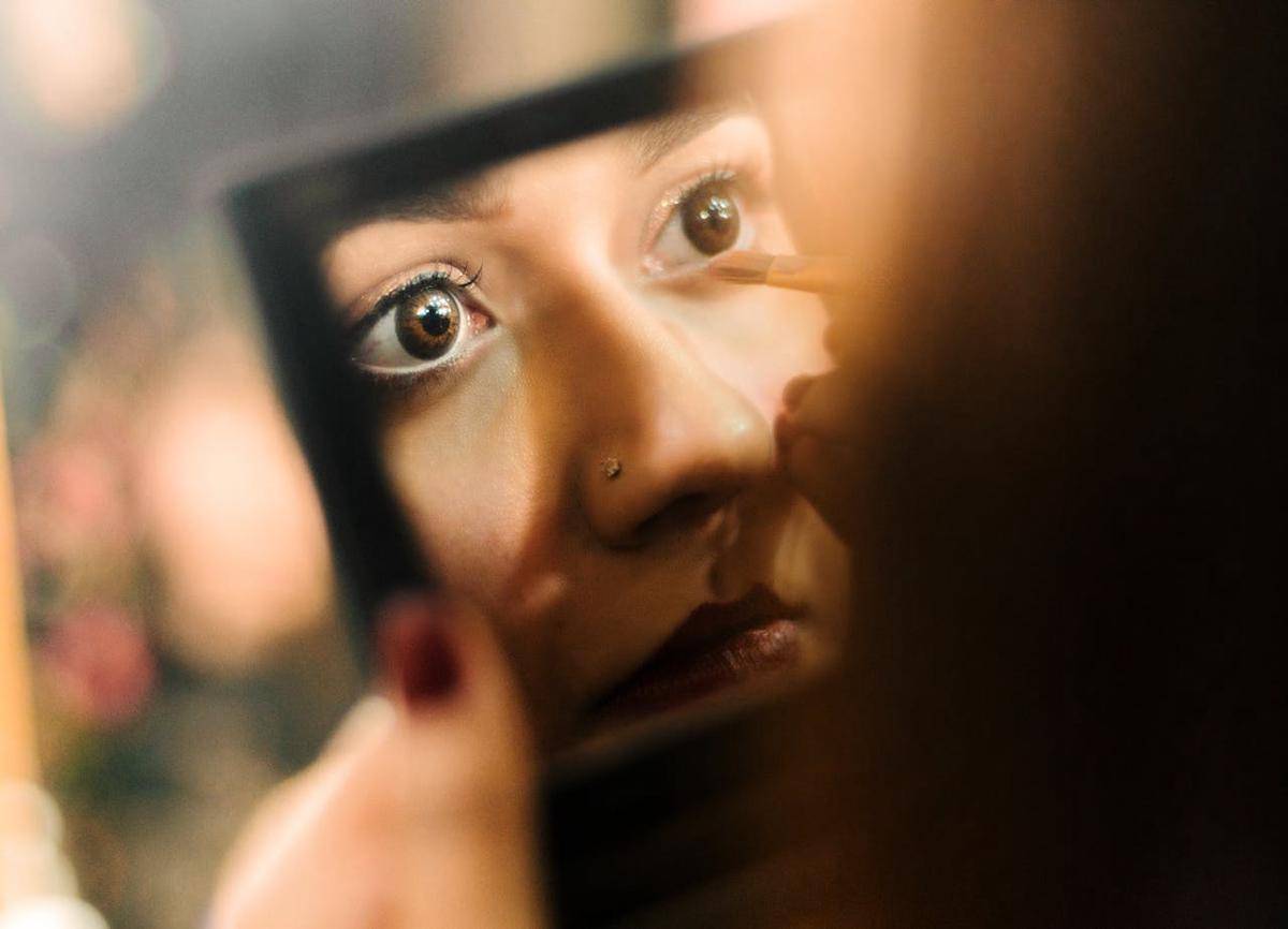 Ilustrasi mengaplikasikan makeup (pexels.com/Ahmer Qureshi)