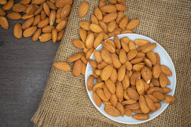 ilustrasi kacang almond (pexels.com/Kafeel Ahmed)
